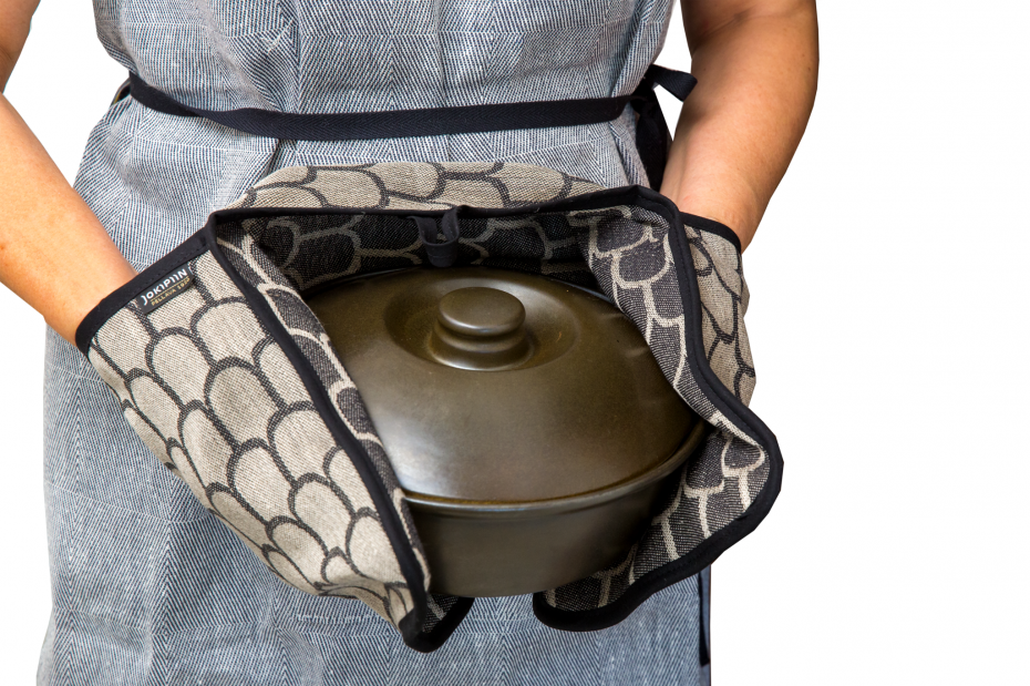 Natural/Black double oven glove in use